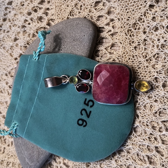 Beautifully made ruby pendant .925 Sterling Silver - Picture 1 of 4